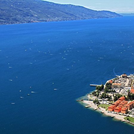 Campione Giulia Exclusive Lakefront apartment by Gardadomusmea Campione del Garda Exterior foto