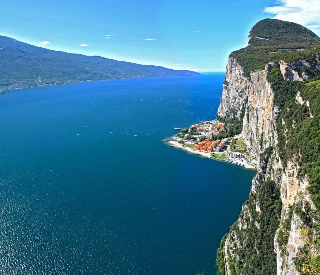 Campione Giulia Exclusive Lakefront apartment by Gardadomusmea Campione del Garda Exterior foto
